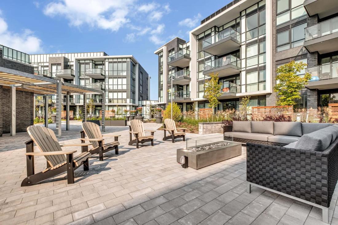 Pet Friendly Condos At Friday Harbour Innisfil Exterior foto